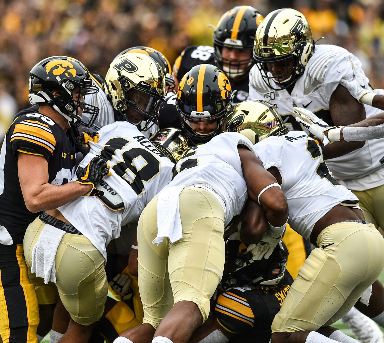 101919-qct-spt-purdue-ia-foot-039a.jpg